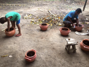 artesaos produzindo pecas de ceramica