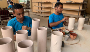 Artesãos trabalhando com cerâmica