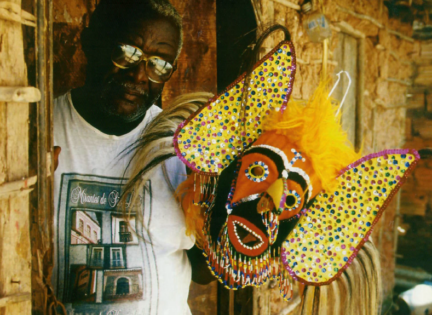 Mestre Abel segurando uma de suas caretas (Foto: Furtado, 2007).