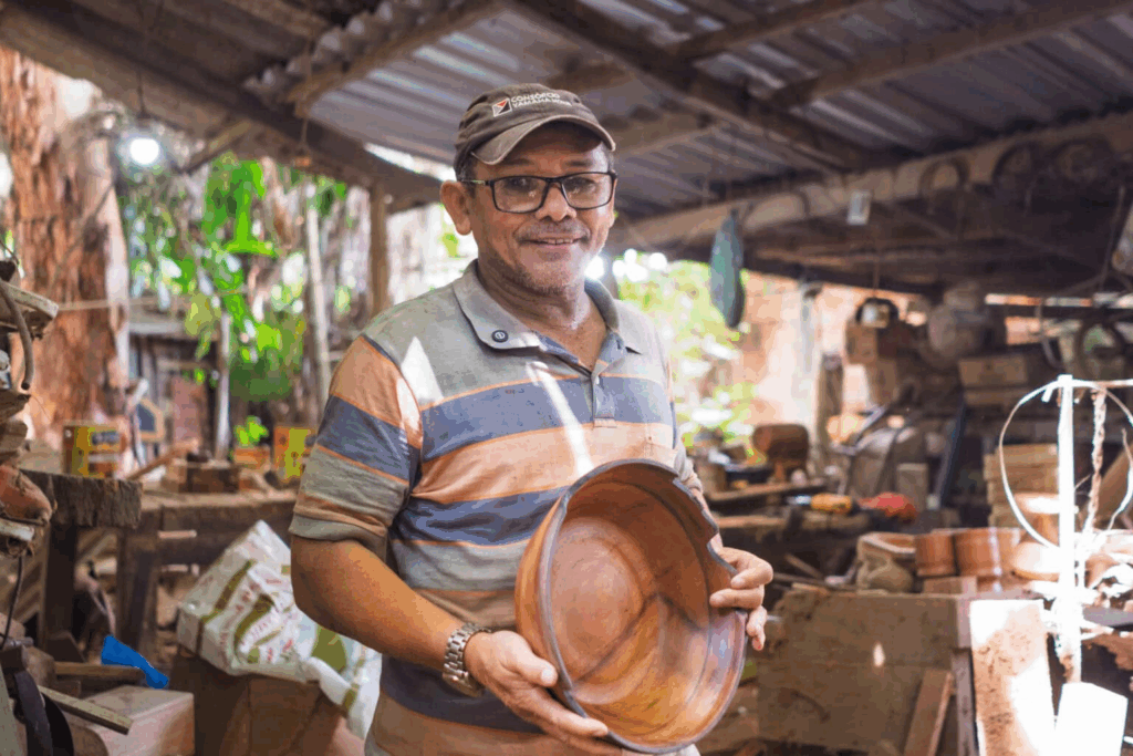 Antônio Geraldo Sobrinho, artesão de madeira sustentável