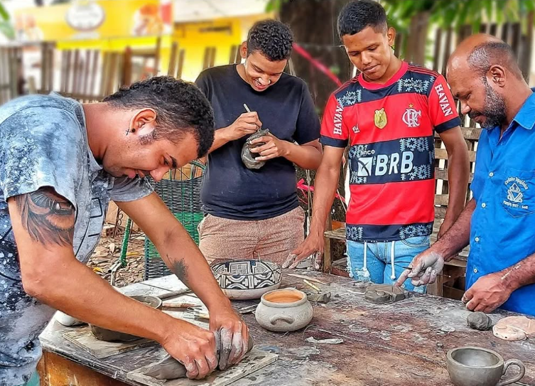 Jefferson, de azul, dando oficina de cerâmica tapajônica