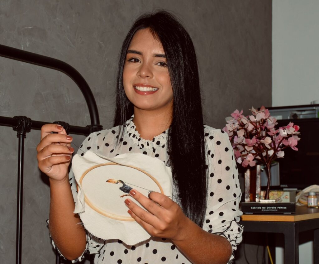 Gabriela Feitosa inovando no tradicional bordado | Acervo Pessoa Instagram, 2022