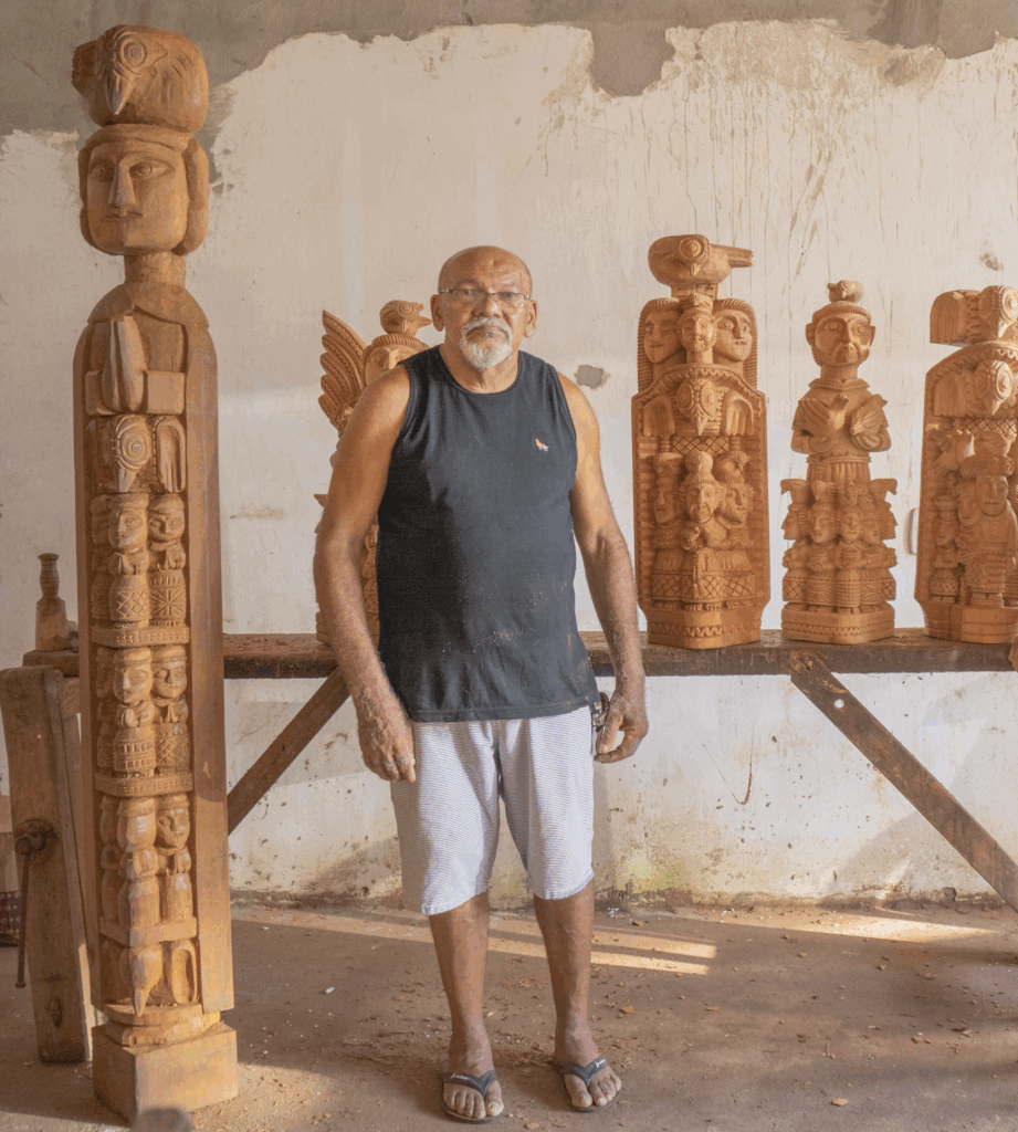 Mestre Cornélio e suas peças esculpidas |Foto: Théo Grahl