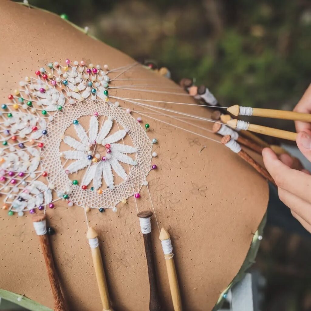 Renda de bilro, técnica tradicional do coletivo Casarão de Rendeiras Sambaqui | Acervo Pessoal Instagram 2022