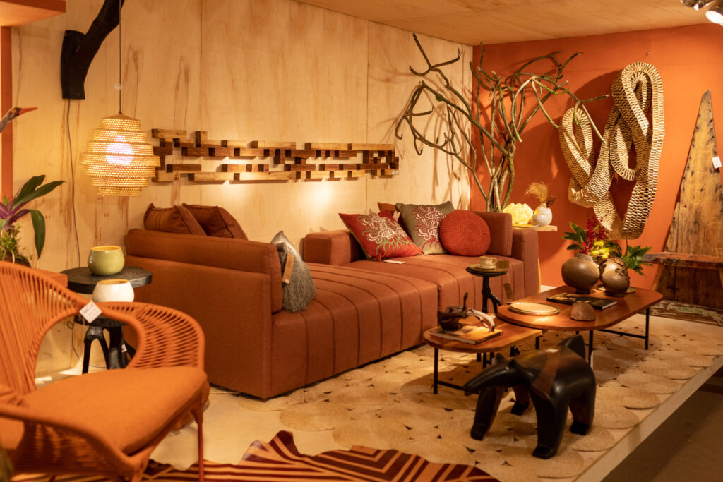 Espaço Janete Costa na Fenearte, em Pernambuco, inserindo arte tradicional e popular em projetos de interiores (Foto: Daniela Nader, 2022) 