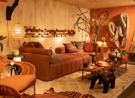 Espaço Janete Costa na Fenearte, em Pernambuco, inserindo arte tradicional e popular em projetos de interiores (Foto: Daniela Nader, 2022) 