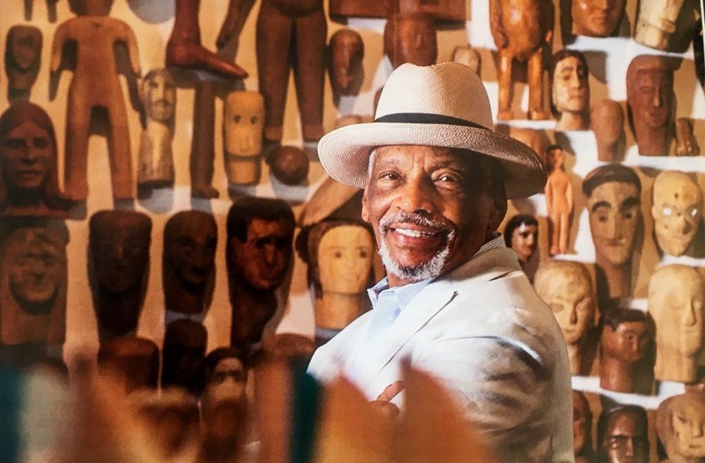 O Artista e artesão Emanoel Araújo em meio a suas criações | Foto: Vera Moutinho, 2014