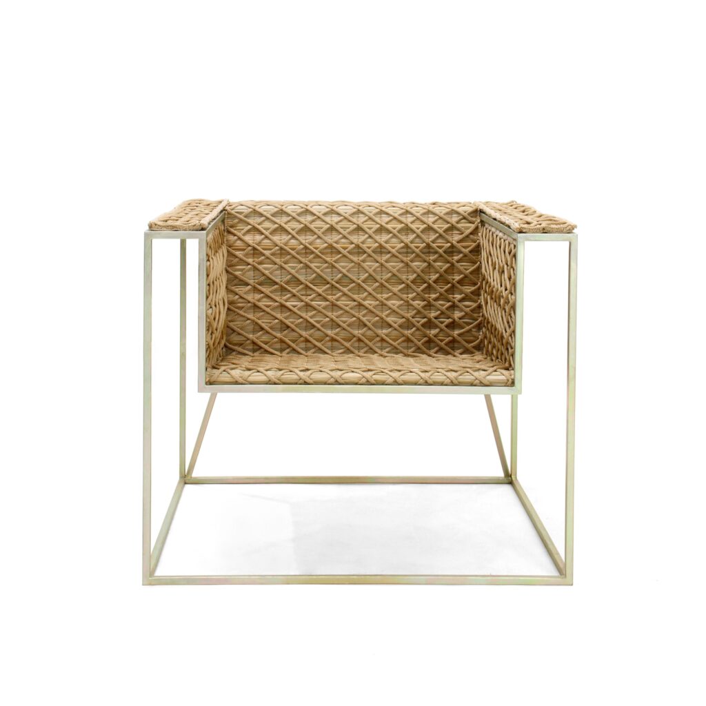 Poltrona do projeto Artesa Design, que usa o design como ferramenta de transformação social. Feita em taboa, foi desenvolvida por artesãos do Rio de Janeiro em parceria com a consultora Luiza Bomeny (Foto: Artesa Design, 2024) 